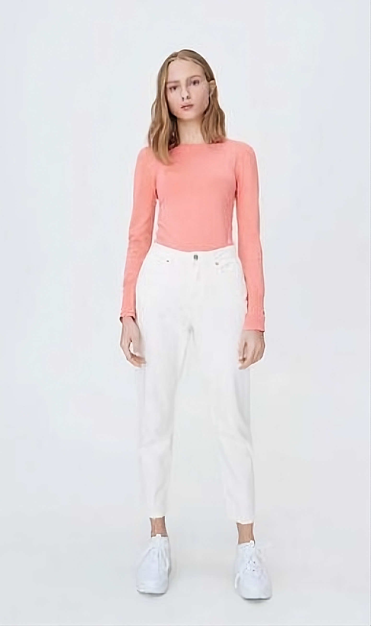 uma moça com uma blusa manga longa rosa, e uma calça branca