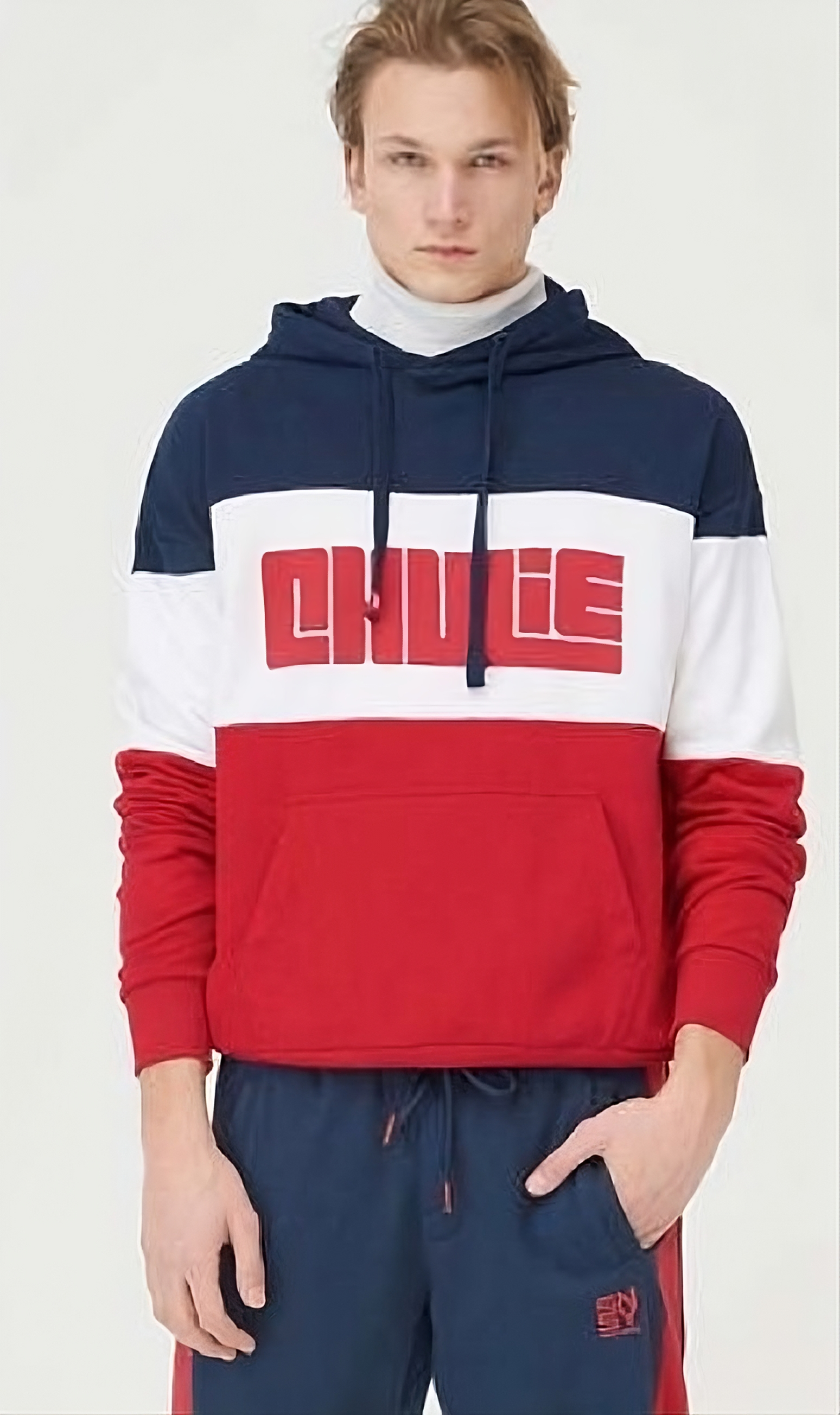rapaz de moletom listrado com as cores: azul, branco e vermelho