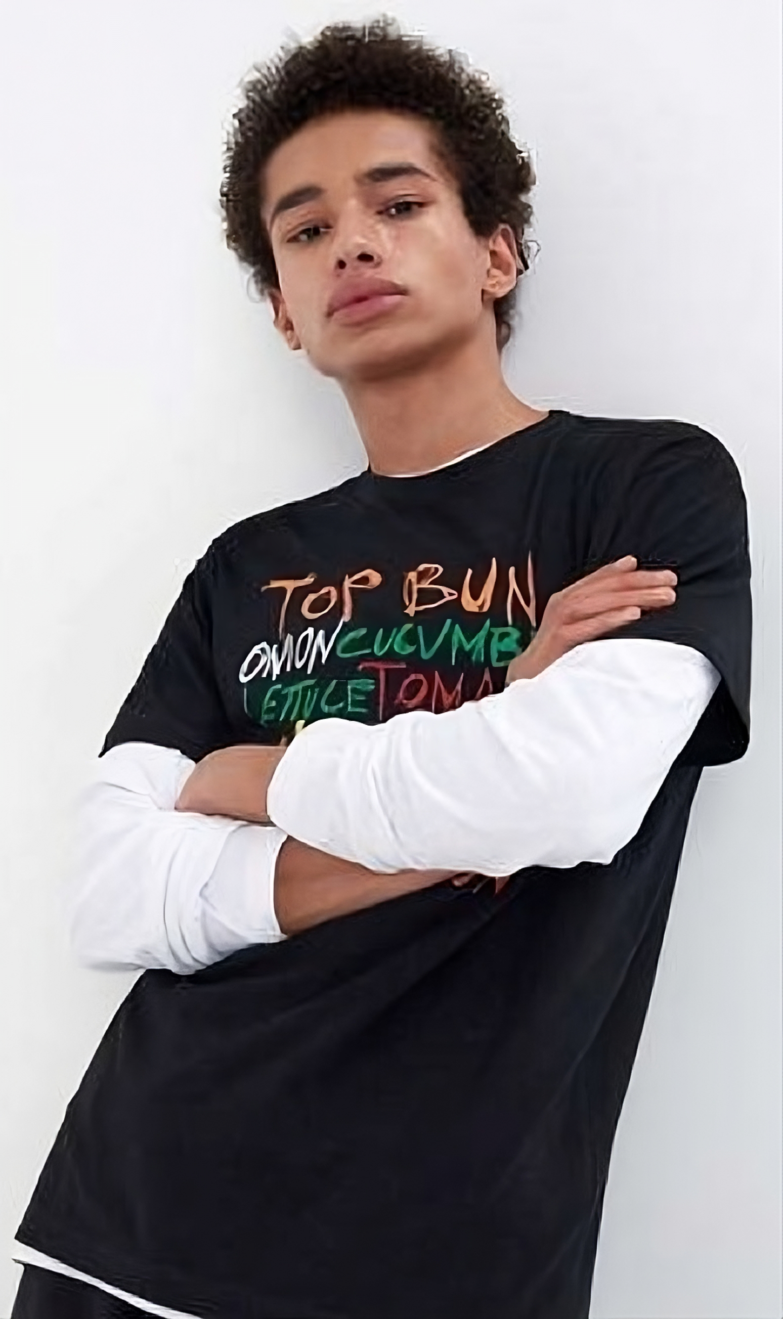 rapaz com uma roupa preta, de manga longa
